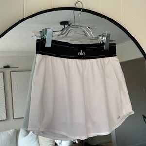 ALO Yoga Women's Cream Skort with Black Waistband